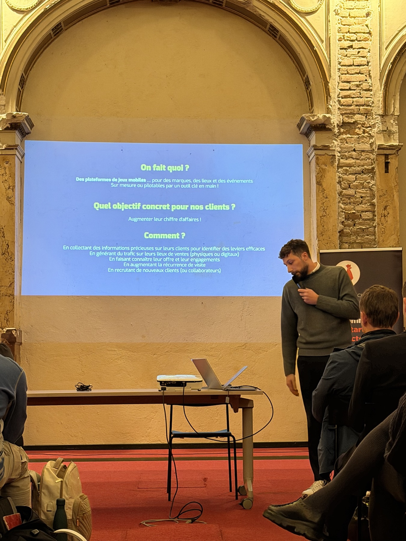 Présentation d'un projet sur grand écran devant un public
