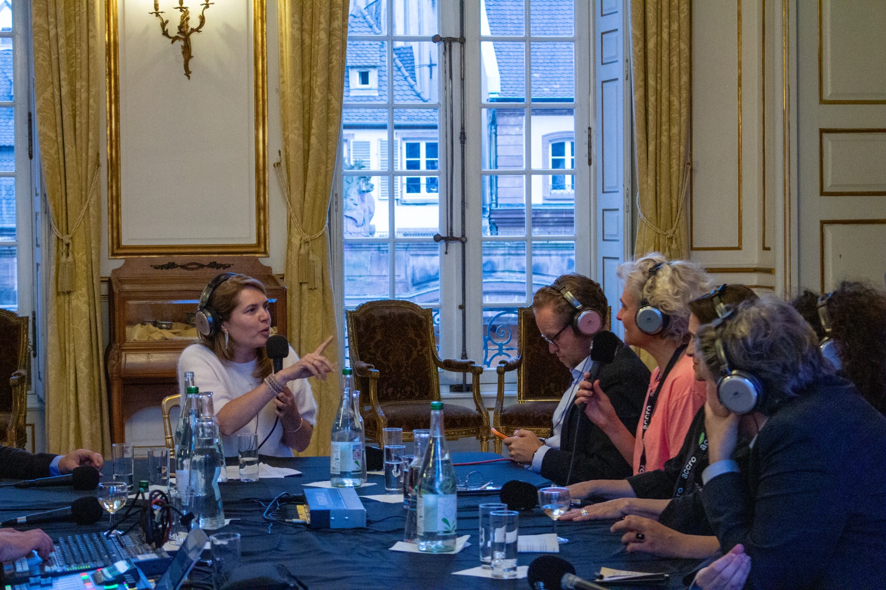 Enregistrement d'une table ronde, intervenantes casque sur les oreilles