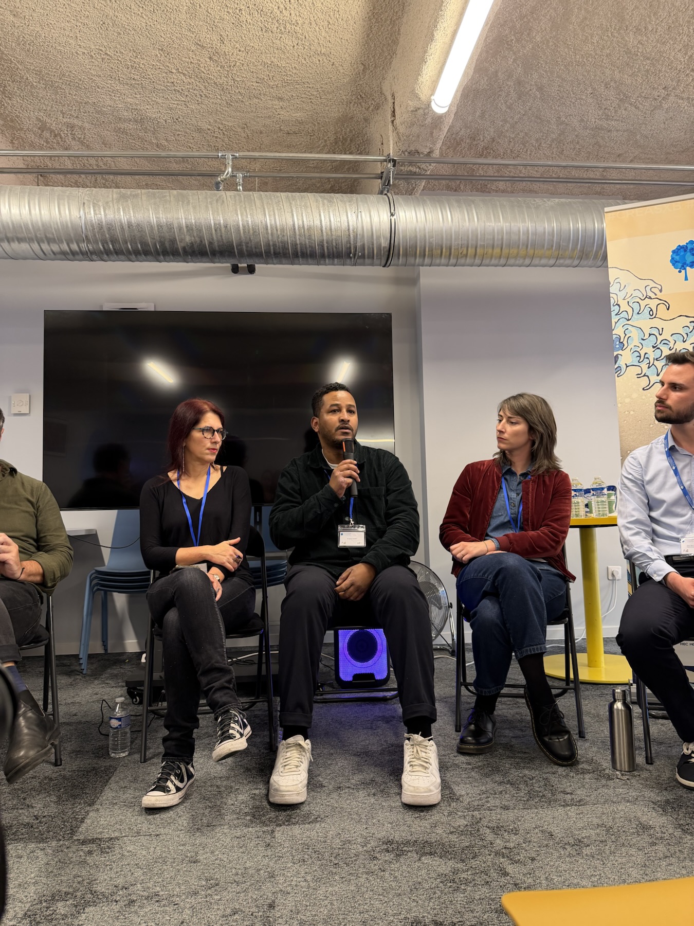 Table ronde, un intervenant répond au micro