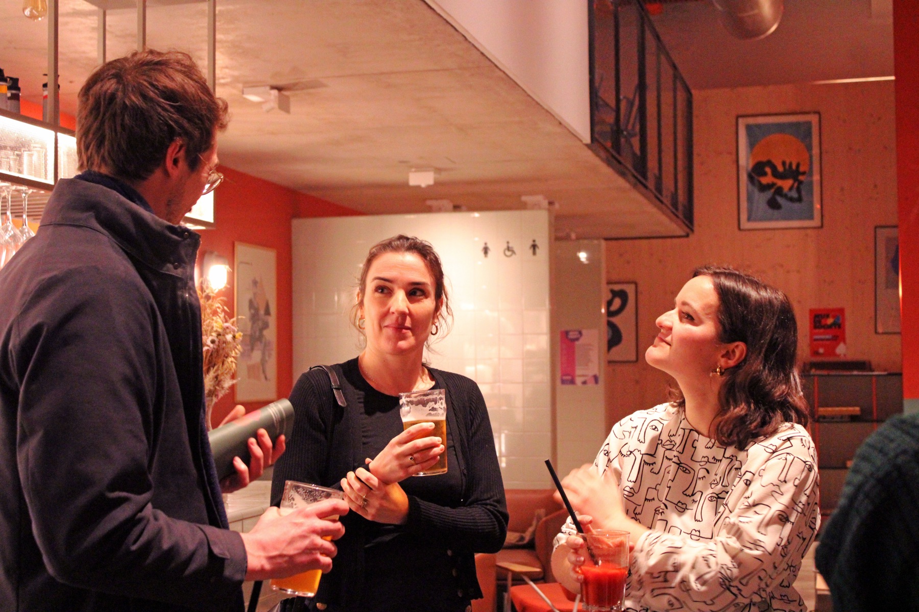 Membres du réseau accro en discussion lors d'une rencontre conviviale