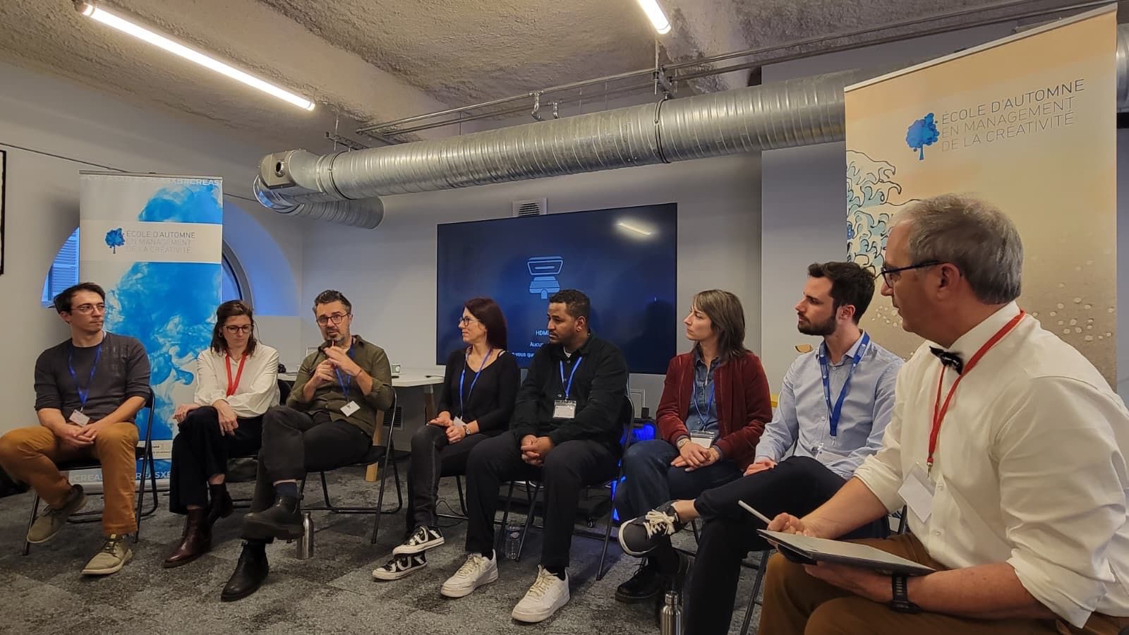 Table ronde de l'École d'automne CreaSXB 2025, intervenants assis face au public