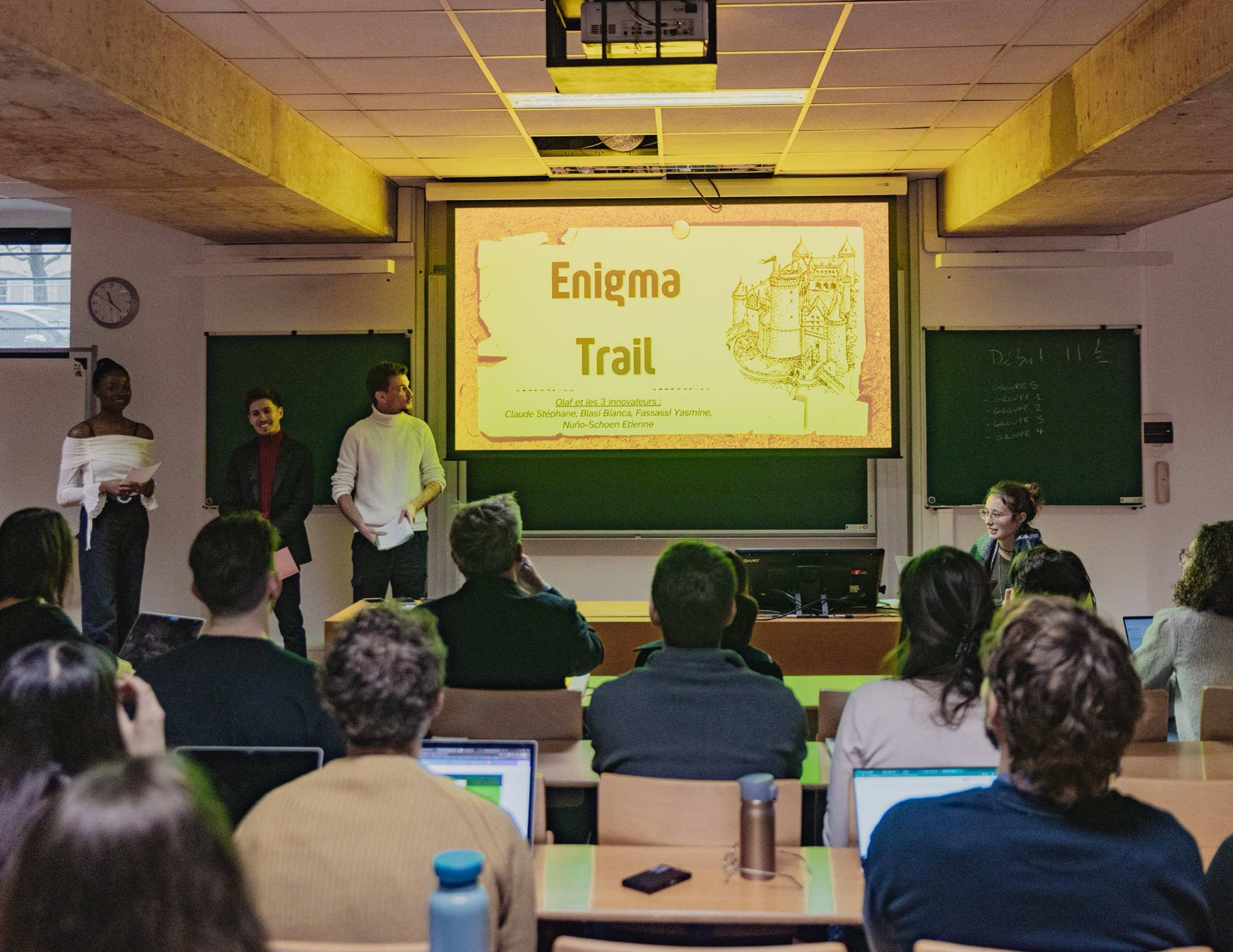 Étudiants présentant leur projet devant un amphithéâtre