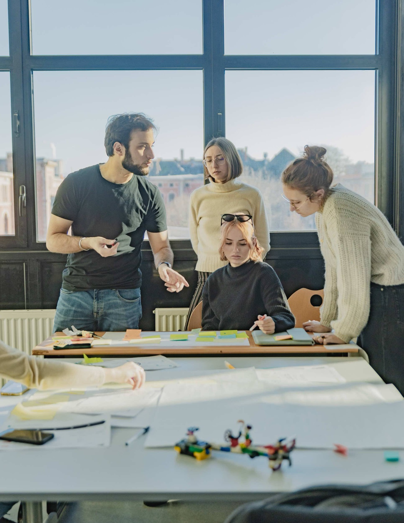 Étudiants penchés sur une maquette lors d'un Workshop3C